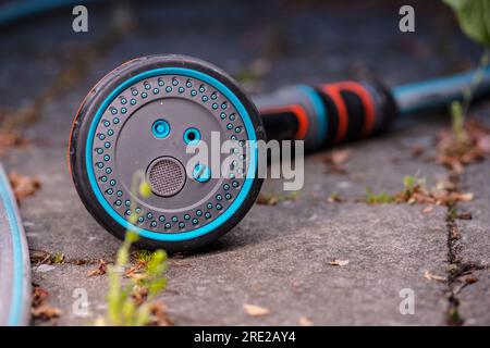 Düse einer blau-schwarz-orangefarbenen Gartenspritze Stockfoto