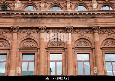 Rote Sandsteinfassade der Belfast Central Library Stockfoto