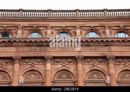 Rote Sandsteinfassade der Belfast Central Library Stockfoto