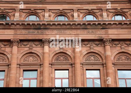 Rote Sandsteinfassade der Belfast Central Library Stockfoto