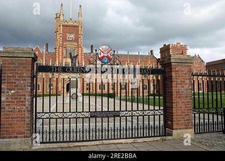 Eingangstore der Queens University in Belfast Stockfoto