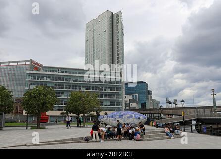 Touristen am Donegall Quay in Belfast Stockfoto