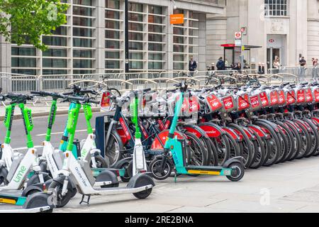 Gestelle mit Leihfahrrädern und Elektrorollern, High Holborn, Holborn, London Borough of Camden, Greater London, England, Vereinigtes Königreich Stockfoto