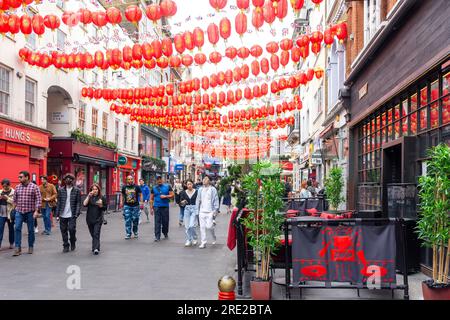 Chinesische Laternen und Restaurants in Chinatown, Wardour Street, City of Westminster, Greater London, England, Vereinigtes Königreich Stockfoto