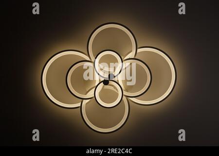 Moderne LED-Ringleuchte an der Decke. Ansicht von unten. Stockfoto