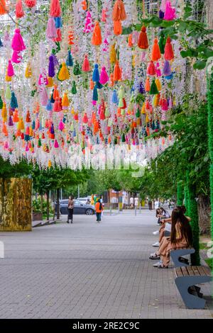 Kasachstan, Almaty. Quasten schmücken die Panfilov Promenade, eine Fußgängerzone. Stockfoto