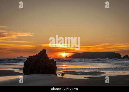 Sonnenuntergang über Marloes Beach, Pembrokeshire, Wales, Großbritannien Stockfoto