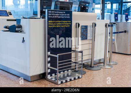 Nahaufnahme des Ortes zur Messung des Handgepäcks, bevor Sie an Bord des Flughafens folgen. Schweden. Arlanda. Stockfoto