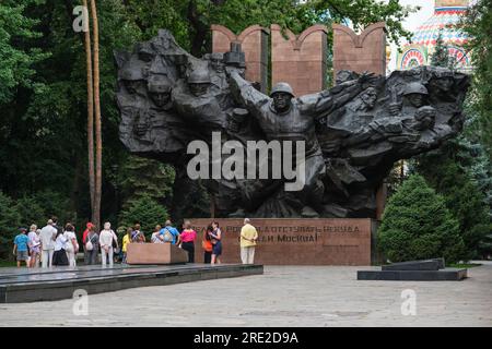 Kasachstan, Almaty. Touristen am sowjetischen Denkmal für die Toten des Zweiten Weltkriegs, Panfilov Guardsmen Park. Stockfoto