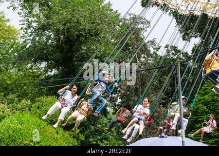 Kasachstan, Almaty. Fahrten im Vergnügungspark, im Central Park für Kultur und Erholung. Stockfoto