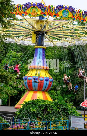 Kasachstan, Almaty. Fahrten im Vergnügungspark, im Central Park für Kultur und Erholung. Stockfoto