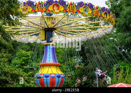 Kasachstan, Almaty. Fahrten im Vergnügungspark, im Central Park für Kultur und Erholung. Stockfoto