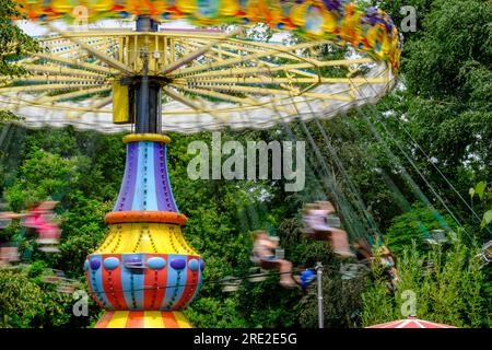 Kasachstan, Almaty. Fahrten im Vergnügungspark, im Central Park für Kultur und Erholung. Stockfoto