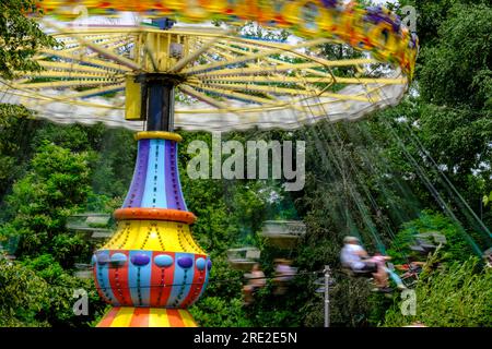 Kasachstan, Almaty. Fahrten im Vergnügungspark, im Central Park für Kultur und Erholung. Stockfoto