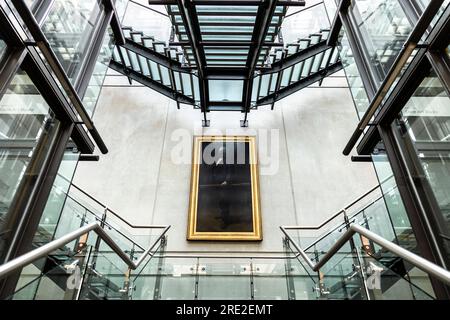 Zeitgenössische Glastreppe der Manchester Art Gallery, Manchester, Großbritannien Stockfoto