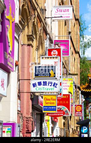 Farbenfrohe Ladenschilder auf der Faulkner Street in Chinatown, Manchester, England, Großbritannien Stockfoto