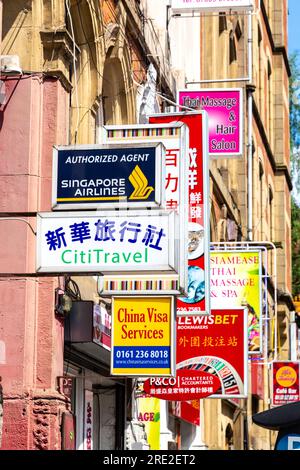 Farbenfrohe Ladenschilder auf der Faulkner Street in Chinatown, Manchester, England, Großbritannien Stockfoto
