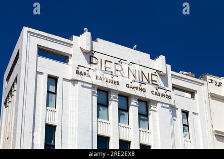 Außenansicht des ehemaligen Art-Deco-Kinos, jetzt Grosvenor Casino Pier Nine Brighton, England, Großbritannien Stockfoto