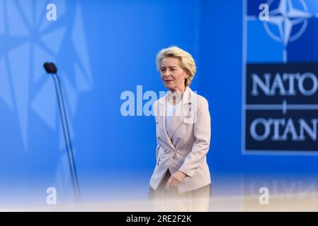 VILNIUS, LITAUEN. 12. Juli 2023 Ursula von der Leyen, Präsidentin der Europäischen Kommission, während des NATO-GIPFELS 2023 vor der Haustür. Stockfoto