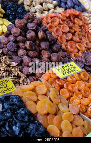 Kasachstan, Almaty. Getrocknete Früchte und Nüsse im Grünen Basar. Stockfoto