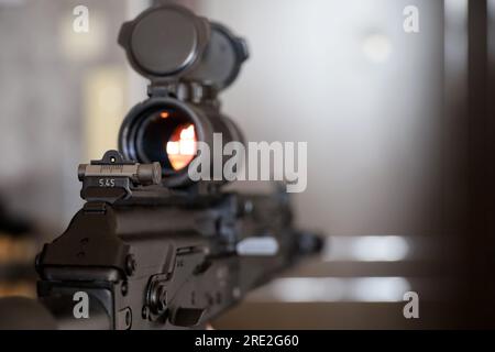 Sturmgewehr mit Kollimatorvisier Nahaufnahme, selektiver Fokus. Moderne Militärwaffe Stockfoto