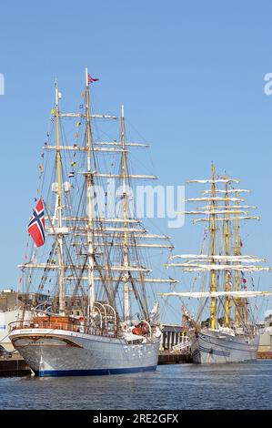 ABERDEEN, SCHOTTLAND - 22. JULI 2023: Norwegischer Barque Statsraad Lehmkuhl und Bima Suci der indonesischen Marine. Segelschiffe trainieren, die im gefesselt sind Stockfoto