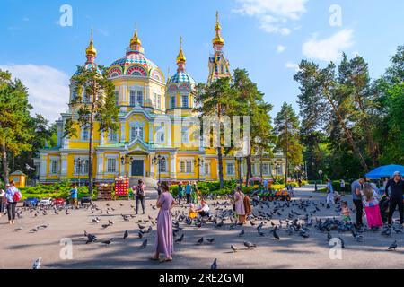 Kasachstan, Almaty. Aktivität am Nachmittag vor der Himmelskathedrale, russisch-orthodox. Stockfoto