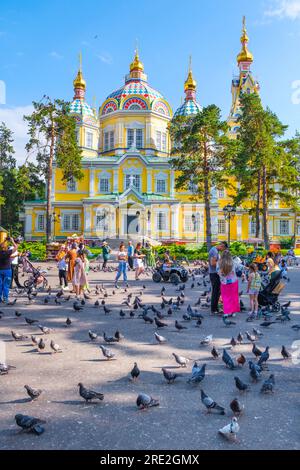 Kasachstan, Almaty. Aktivität am Nachmittag vor der Himmelskathedrale, russisch-orthodox. Stockfoto