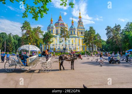 Kasachstan, Almaty. Aktivität am Nachmittag vor der Himmelskathedrale, russisch-orthodox. Stockfoto