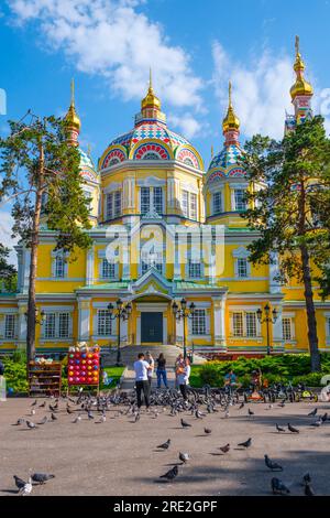 Kasachstan, Almaty. Aktivität am Nachmittag vor der Himmelskathedrale, russisch-orthodox. Stockfoto