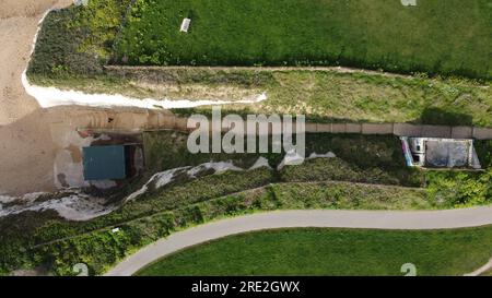 Botany Bay, Kingsgate, Großbritannien; Treppe zur Botany Bay und altes kleines Gebäude auf halbem Weg die Treppe hinunter Stockfoto