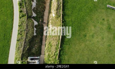 Botany Bay, Kingsgate, Großbritannien; Treppe zur Botany Bay und altes kleines Gebäude auf halbem Weg die Treppe hinunter Stockfoto