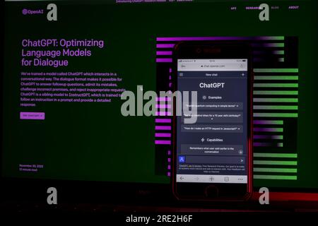 Azoren, Portugal - 16.01.2023: Mobiltelefonie mit ChatGPT Prompt-Webseite und im Hintergrund verschwommen die AI ChatGPT-Homepage auf einem Laptop. Entwickelt Stockfoto