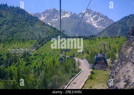 Kasachstan, Almaty. Shymbulak Seilbahn zum Skigebiet. Stockfoto