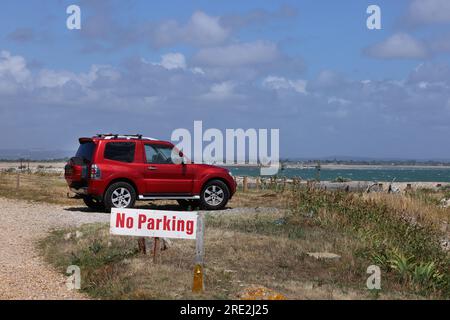 Juli 2023 - kein Parkschild mit rotem SUV in der Wendezone am Strand bei Church Norton, Selsey, West Sussex, England, Großbritannien. Stockfoto