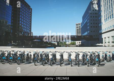 Elektrofahrräder stehen auf dem Marktplatz Stockfoto