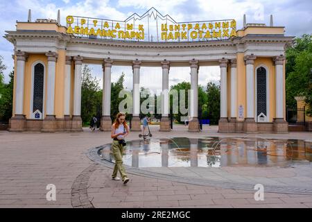 Kasachstan, Almaty. Eintritt zum Central Park für Kultur und Erholung. Stockfoto