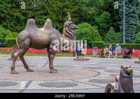 Kasachstan, Almaty. Statue des Bactrian Camel (Camelus bactrianus) im Central Park of Culture and Recreation. Stockfoto