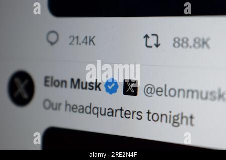 Twitter-Website für soziale Medien neues Homepage-Logo. Das Foto zeigt, dass Elon Musk das berühmte Vogellogo von Twitter durch das neue „X“-Logo änderte Stockfoto