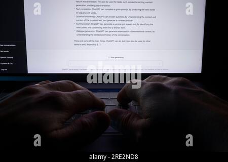 Azoren, Portugal - 16.01.2023: Benutzer interagiert auf einem Laptop mit ChatGPT-Chat bot-Eingabeaufforderung und erhält eine Antwort. Nahaufnahme zur Anzeige. Entwickelt Stockfoto