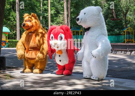 Kasachstan, Almaty. Central Park für Kultur und Erholung. Einladende Figuren in Tierkostümen. Stockfoto