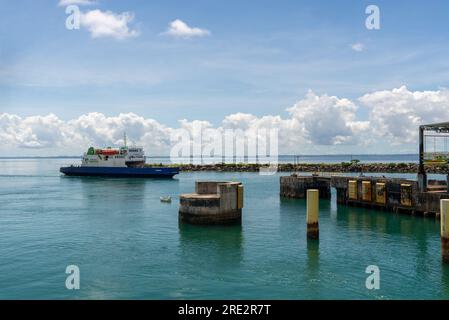 Vera Cruz, Bahia, Brasilien - 11. April 2023: Ankunft mit der Fähre am Schiffsterminal auf der Insel Itaparica in Vera Cruz, Bahia. Stockfoto