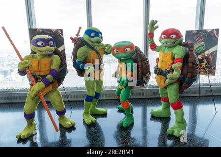 Teenage Mutant Ninja Turtles Charaktere besuchen das One World Observatory in New York am 24. Juli 2023 und posieren mit Besuchern in Erwartung der Veröffentlichung von „Teenage Mutant Ninja Turtles: Mutant Mayhem“ Stockfoto
