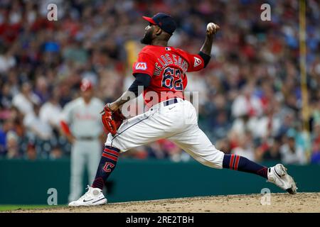 Cleveland Guardians Relief Pitcher Enyel De Los Santos (62) wirft während eines regulären MLB-Saisonspiels zwischen den Philadelphia Phillies und Stockfoto