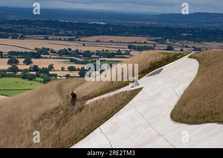 Restaurationsarbeiter arbeiten im Westbury oder Bratton White Horse, Whiltshire Stockfoto