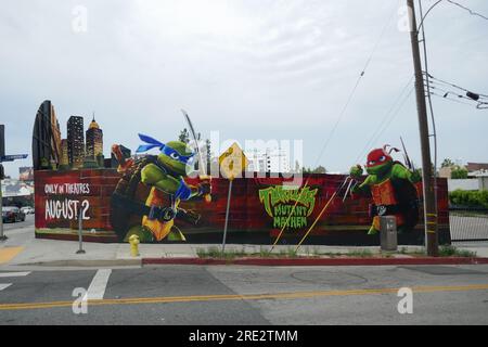 West Hollywood, Kalifornien, USA 23. Juli 2023 Teenage Mutant Ninja Turtles Mutant Mayhem Billboard am Sunset Blvd am 23. Juli 2023 in West Hollywood, Kalifornien, USA. Foto: Barry King/Alamy Stock Photo Stockfoto