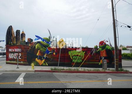 West Hollywood, Kalifornien, USA 23. Juli 2023 Teenage Mutant Ninja Turtles Mutant Mayhem Billboard am Sunset Blvd am 23. Juli 2023 in West Hollywood, Kalifornien, USA. Foto: Barry King/Alamy Stock Photo Stockfoto