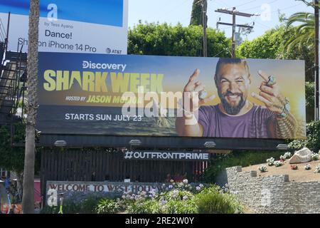 West Hollywood, Kalifornien, USA 24. Juli 2023 Jason Momo Shark Week Discovery Billboard am Sunset Blvd am 24. Juli 2023 in West Hollywood, Kalifornien, USA. Foto: Barry King/Alamy Stock Photo Stockfoto