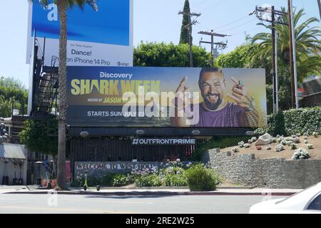 West Hollywood, Kalifornien, USA 24. Juli 2023 Jason Momo Shark Week Discovery Billboard am Sunset Blvd am 24. Juli 2023 in West Hollywood, Kalifornien, USA. Foto: Barry King/Alamy Stock Photo Stockfoto