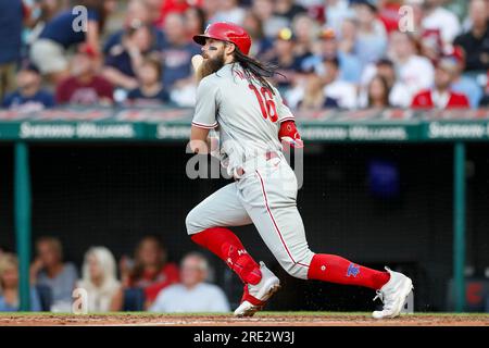 Philadelphia Phillies Center Fielder Brandon Marsh (16) beobachtet seinen Ball im Flug während eines regulären MLB-Saisonspiels zwischen den Philadelphia Phillies Stockfoto